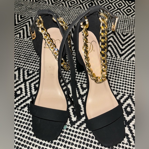 Black chunky heel with gold chain size 6 1/2 - Picture 1 of 5